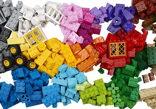 LEGO начинает кампанию Rebuild The World, в рамках которой призывает детей перестраивать мир!