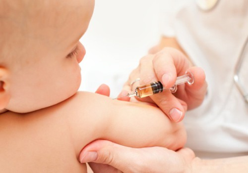 Почему большинство прививок делают в первый год жизни малыша?