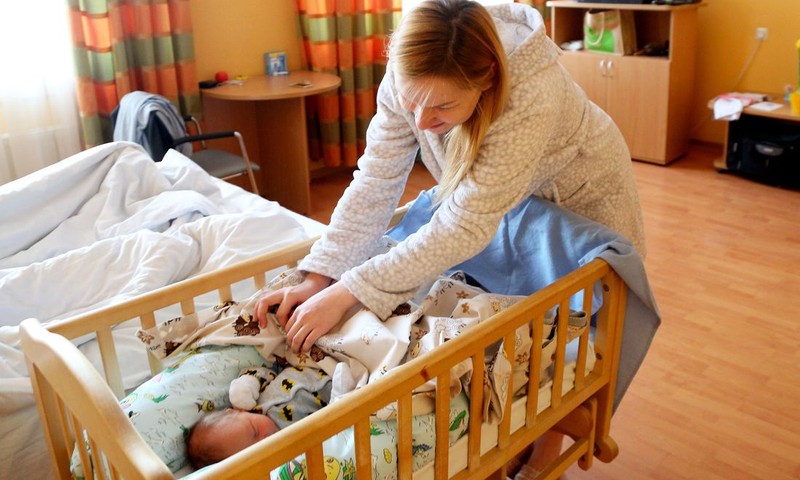 Почему в Латвии выписывают на третий день после родов?