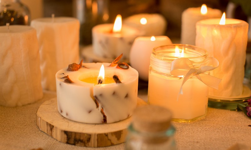 Пять самых любимых ароматических свечей для осеннего сезона