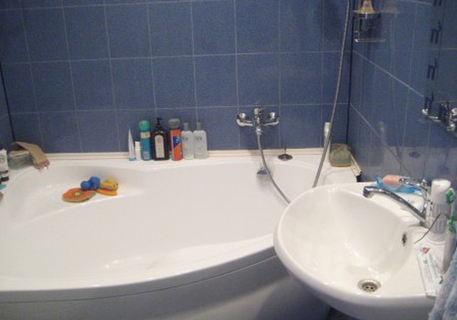 Квартирный вопрос: Как "оживить" белую дверь в ванной?
