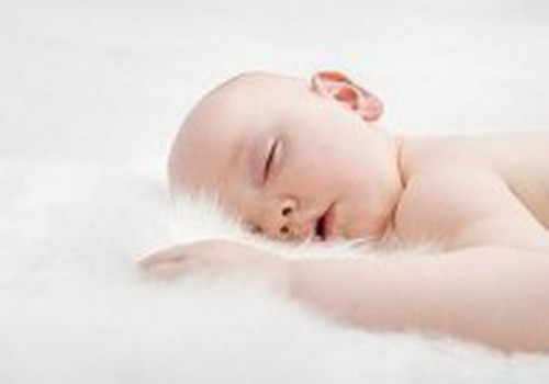 Ребенок с удовольствием спит голый, что об этом говорит психолог