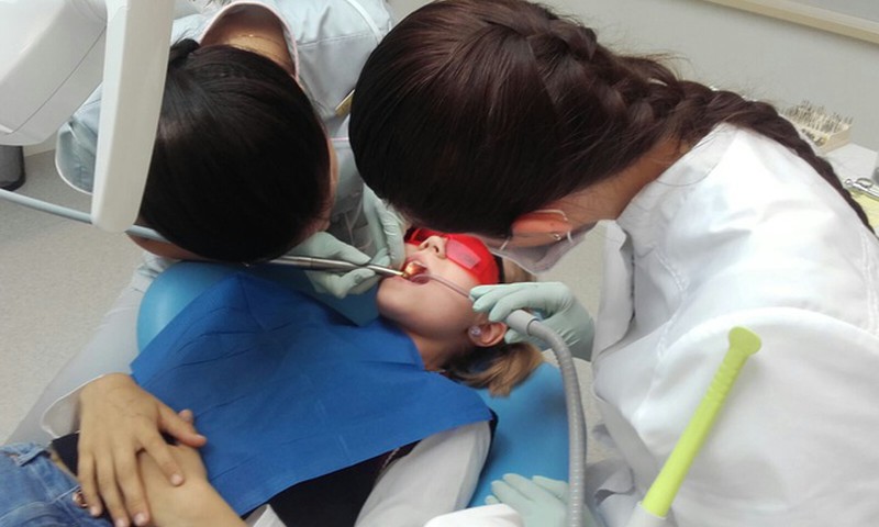 Методы лечения зубов у детей без боли