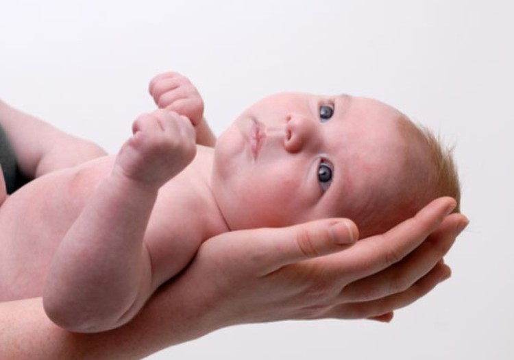 Как держать малыша? Узнай рекомендации физиотерапевта