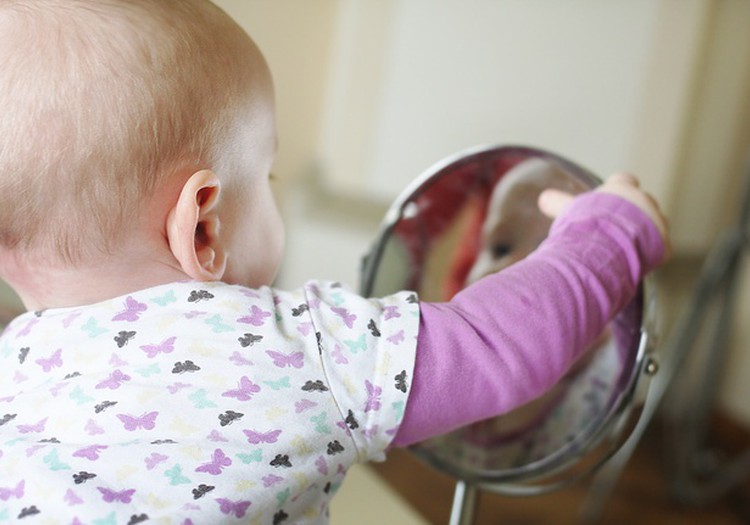 Как играть с малышом перед зеркалом?