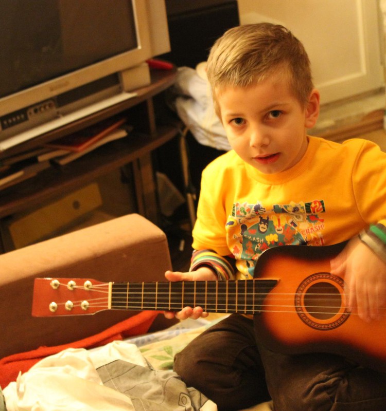 Максимилиан играет и поет