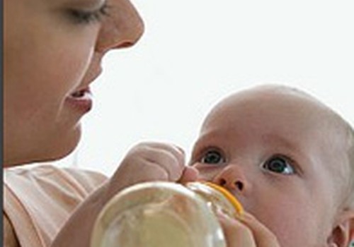 Сколько молочной смеси должен получать малыш в первые месяцы жизни?