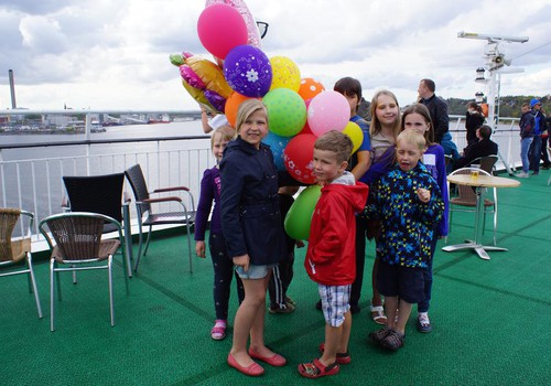 ФОТО: Прощаясь со Стокгольмом, Мамин Клуб подарил небу гелиевые шарики