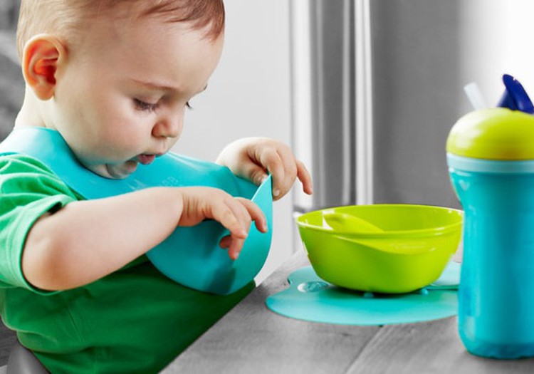 Фото: Ассортимент столовых принадлежностей от Tommee Tippee