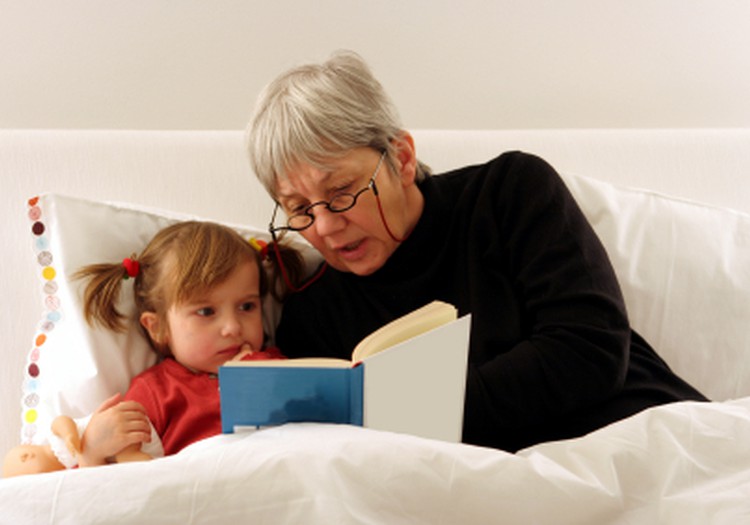 Должны ли бабушки и дедушки помогать молодым родителям нянчить внуков?