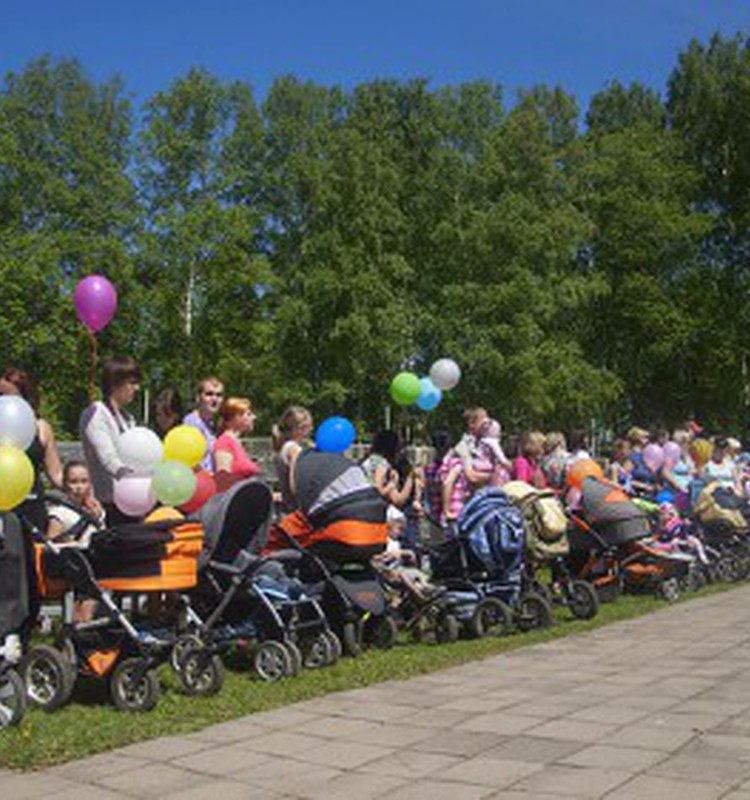 РЕЗЕКНЕ: Мега прогулка  объединила более 300 мам, пап и детишек!