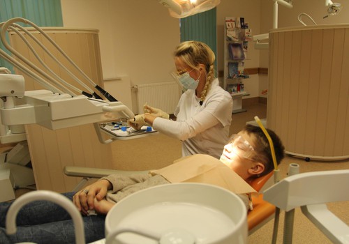 Почти 2000 латвийских детей стали регулярными и старательными вестниками чистки зубов – завершилась информативная кампания „Man ir tīri zobi!”