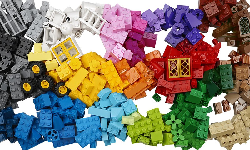 LEGO начинает кампанию Rebuild The World, в рамках которой призывает детей перестраивать мир!