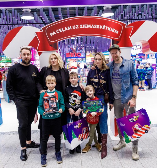 Дети латвийских знаменитостей выбирают игрушки для рождественских подарков