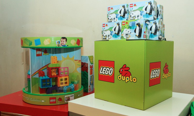 Новогодние подарки от LEGO получает…