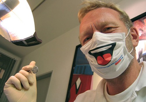 Теперь стоматологи могут улыбаться даже в маске!