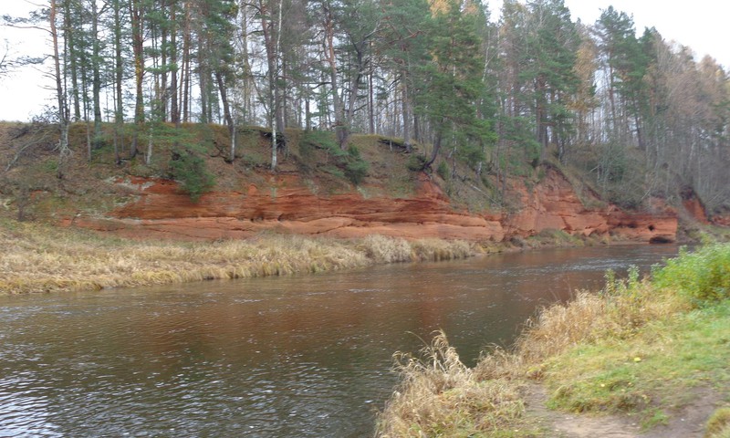 Красные скалы у реки Салаца