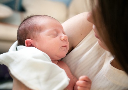 Новорожденный плачет: 10 причин слёз и громких криков