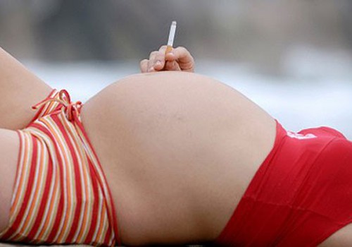 Ученые: курящие женщины рискуют родить преступников