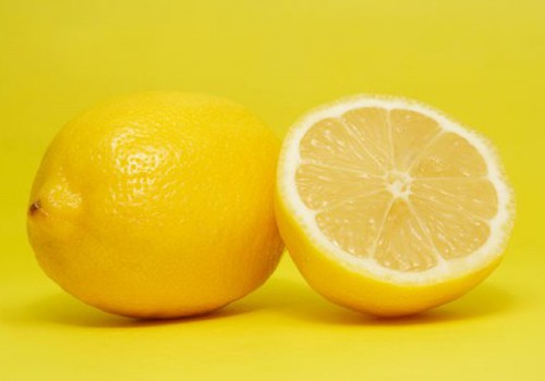 Ребёнок и лимон