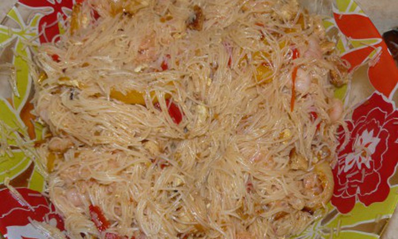 Рисовая лапша с креветками и курицей