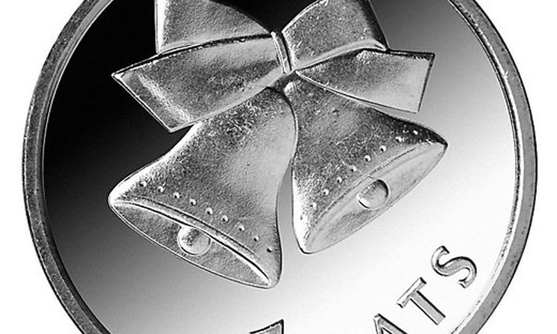 Выходят в обращение латы с рождественским колокольчиком