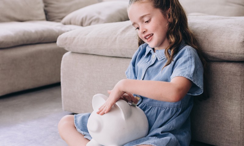 Пять способов научить ребёнка обращаться с деньгами