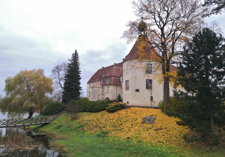 Осенние прогулки: средневековый замок Яунпилс и окрестности
