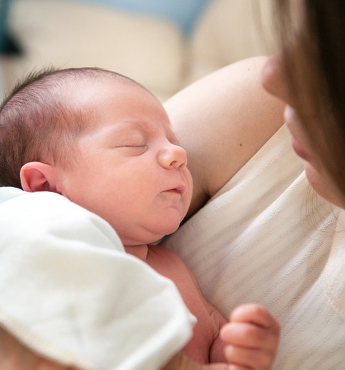 Новорожденный плачет: 10 причин слёз и громких криков