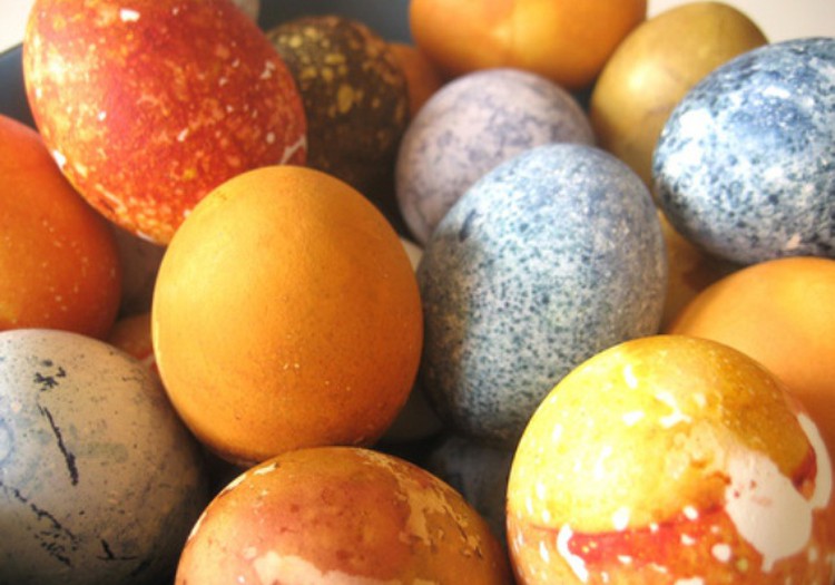 Готовим пасхальные яйца: как, чем?