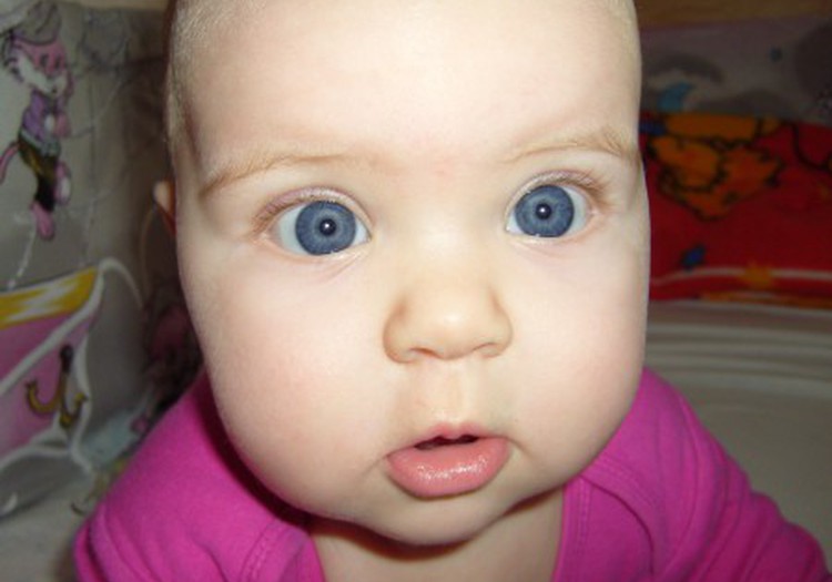 В какой период у деток меняется цвет глаз?