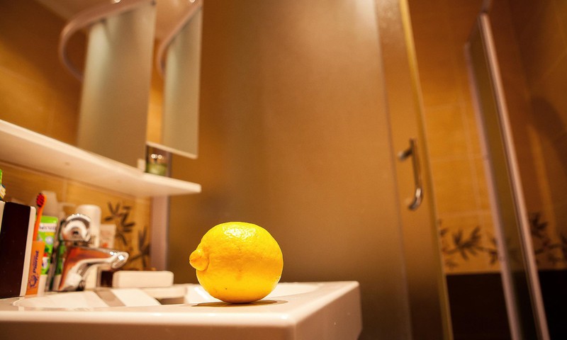 Лимон и пар для чистоты ванной комнаты