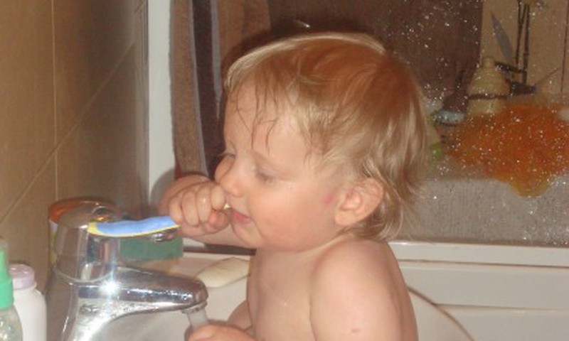 Когда вы стали чистить зубы своему ребенку?