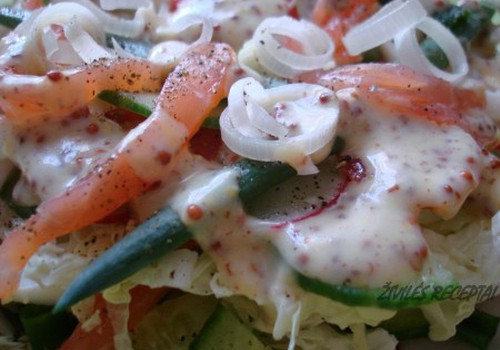 Насыщенный салат с лососем