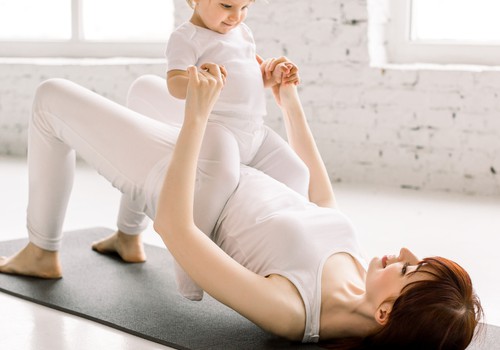 Постнатальная йога для мам с малышами