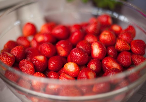 Как правильно предлагать малышу ягоды и ягодные соки