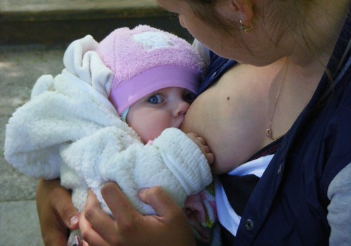 Клуб кормящих мамочек: Кормить или не кормить детей грудью в общественных местах?