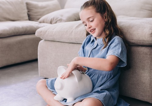 Пять способов научить ребёнка обращаться с деньгами