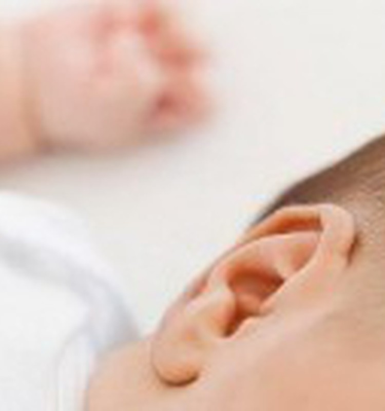 Можно ли чистить детские ушки ватной палочкой