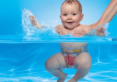 Летние водные забавы с подгузниками-плавками HUGGIES® Little Swimmers!