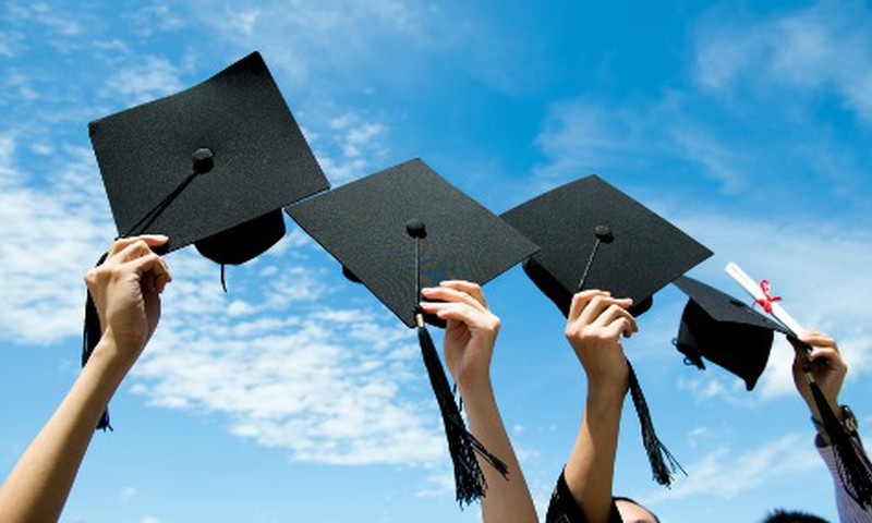 Сколько выпускники Латвии готовы потратить на наряд для бала 