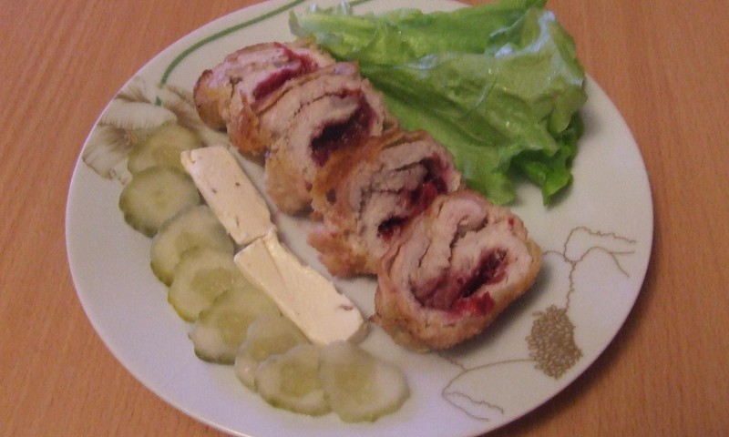 Рулетики из свинины с клюквенной начинкой 