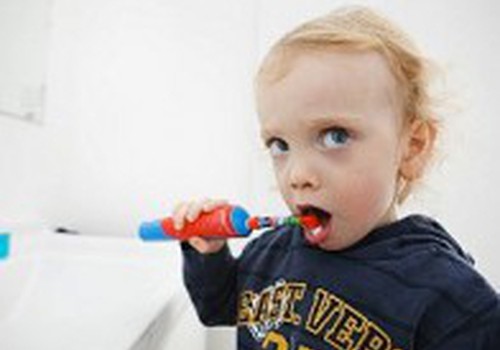 Мой двухлетний сын не хочет чистить зубы. Что делать? 