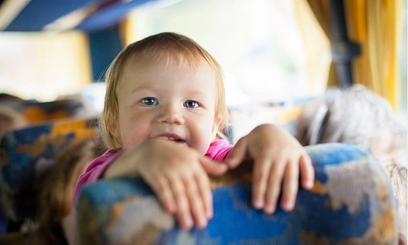 ОПРОС: 81% опрошенных считает, что многодетным семьям и семьям с детьми полагаются скидки в рижском общественном транспорте