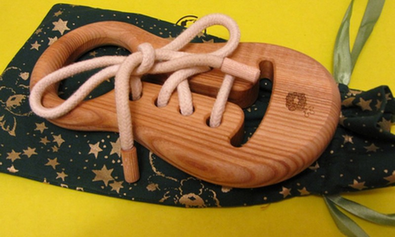 В каком возрасте учить завязывать шнурки?