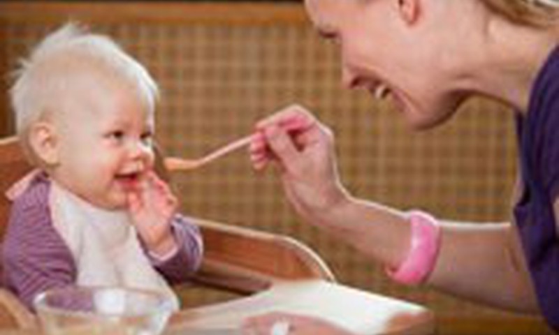 Когда ваш малыш впервые попробовал взрослую пищу?