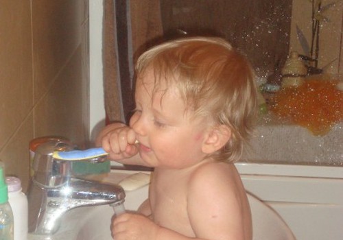 Когда вы стали чистить зубы своему ребенку?