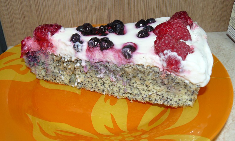 Маковый пирог со сметанным кремом и ягодами