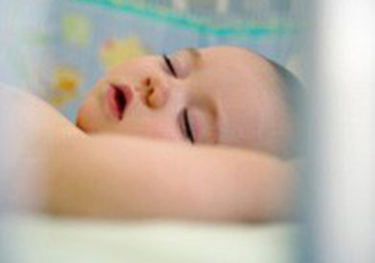 Надо ли будить малыша на кормление?