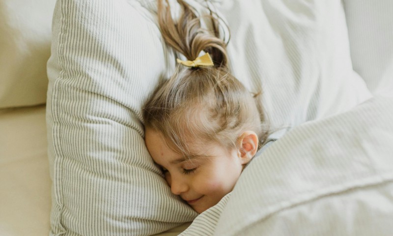 Сон школьника: 5 шагов, как вернуться в режим без стресса